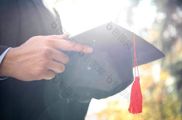 学生和毕业帽子在户外,特写镜头