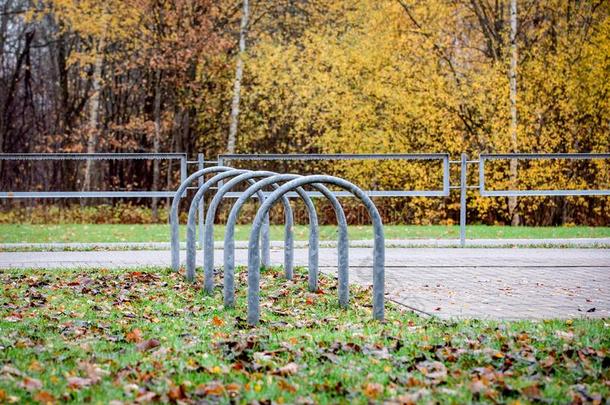 空的户外的<strong>自行车停放</strong>采用城市公园