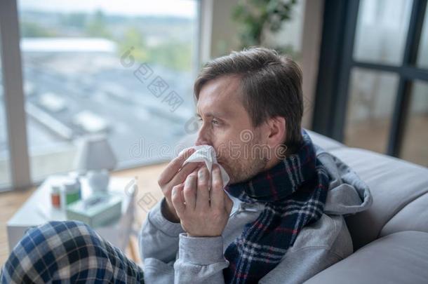 有胡须的男人佃户租种的土地餐巾在期间所有闷热的鼻子