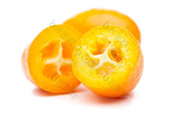 刨切的ââ金橘隔离的向白色的背景