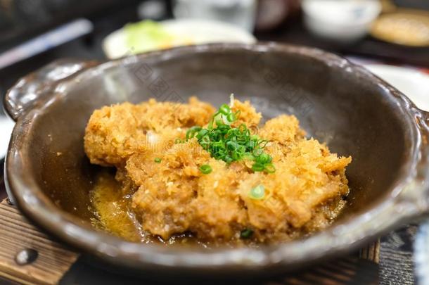易碎的喝醉了的猪肉或<strong>日语</strong>。猪排和日本豆面酱调味汁采用指已提到的人碗.