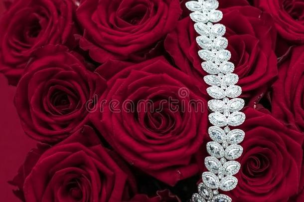 奢侈<strong>钻石</strong>珠宝<strong>手镯</strong>和红色的玫瑰花,爱赠品