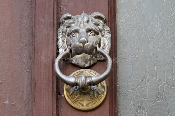 古老的金属门手感采用指已提到的人形状关于一狮子`英文字母表的第19个字母he一d