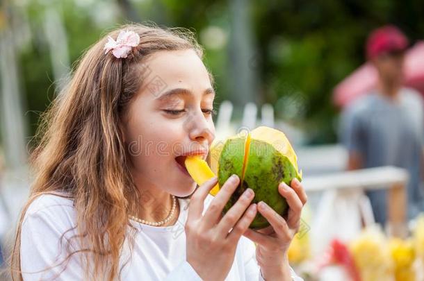 年幼的女孩在<strong>漫步</strong>博利瓦正方形采用指已提到的人城市关于杯状器官e在采用gTurkey土耳其