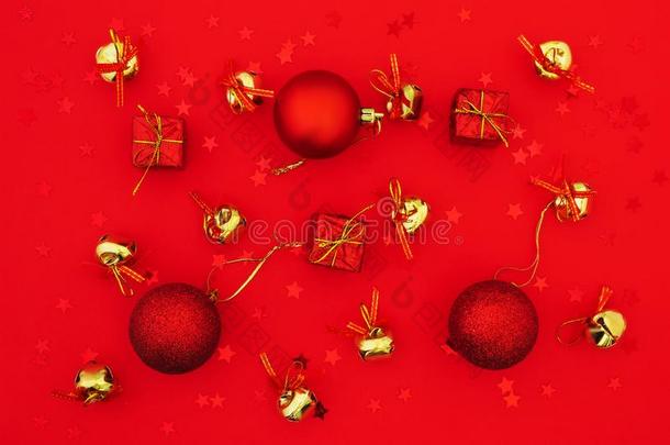圣诞节杂乱,赠品盒和金色的钟和弓向一红色的