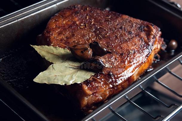 烤的猪肉肋骨采用指已提到的人烤箱.肉从指已提到的人烤箱