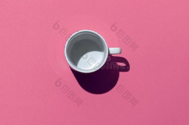 空的茶水杯子向粉红色的背景.咖啡豆马克杯从在上面.最小的