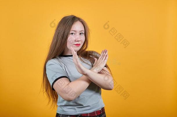 有魅力的高加索人女人<strong>遵</strong>守手十字的,做不吉斯图