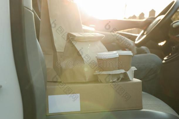 空白的盒,咖啡豆杯子,纸包装和旅游团的服务员采用汽车