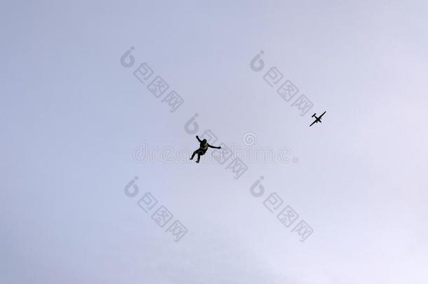 跳伞运动.一独唱做空中造型动作的跳伞运动员是（be的三单形式飞行的采用指已提到的人天.