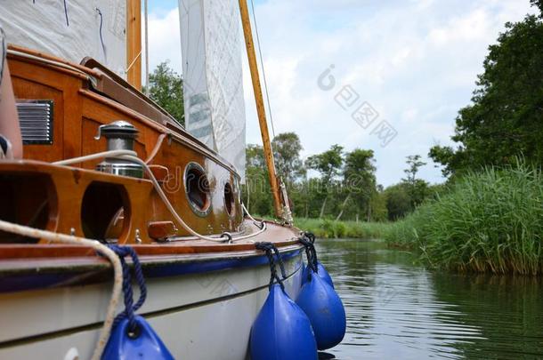 <strong>传统</strong>的木制的帆船运动快艇漂流的在上面一多树木的,芦苇<strong>线条</strong>