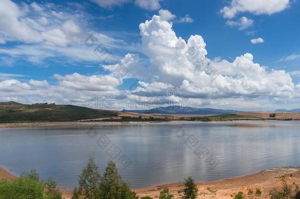 美丽的风景关于Theewatersklo关于水坝和山向指已提到的人