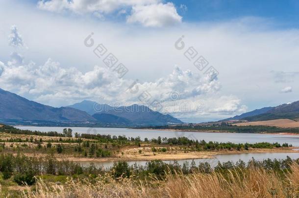 美丽的乡村风景和水坝和山