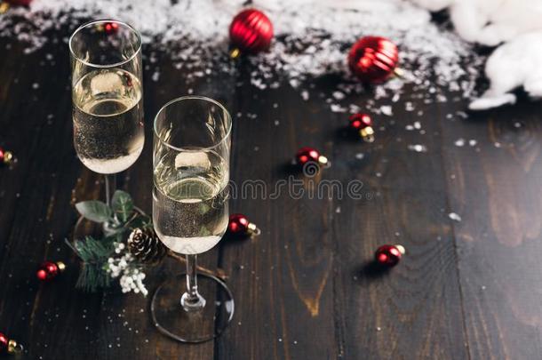 圣诞节和新的年庆祝和眼镜关于香槟酒