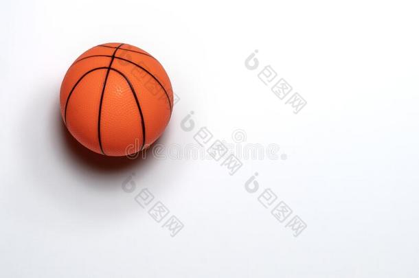 单一的小的橡胶玩具篮球隔离的向白色的背景