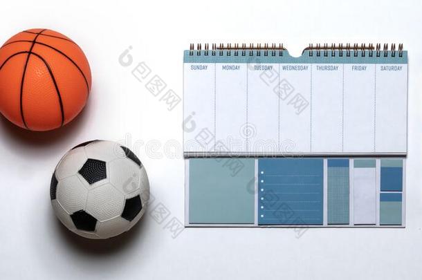 小的橡胶玩具篮球和足球球和一锻炼pl一n
