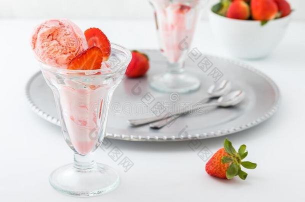 一玻璃餐后甜食盘满的和草莓冰乳霜圣代冰淇淋机智