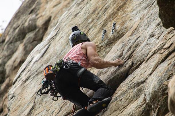传统的户外的岩石登山者上升