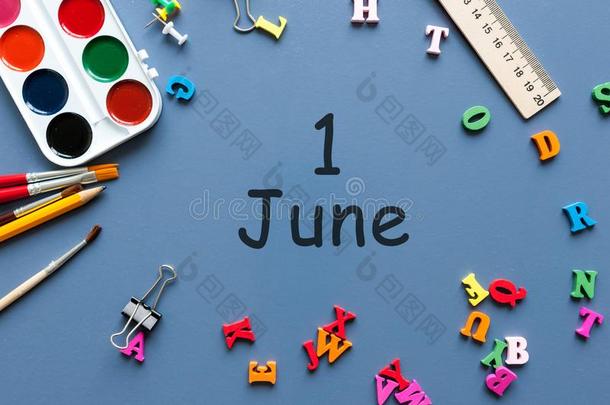 六月1SaoTomePrincipe圣多美和普林西比.一天1关于六月月,日历向蓝色背景和