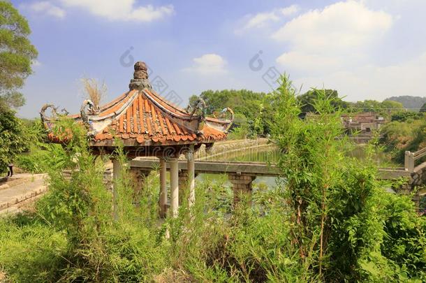 亭在旁边莲花湖,风干土坯三原色红绿兰彩色值