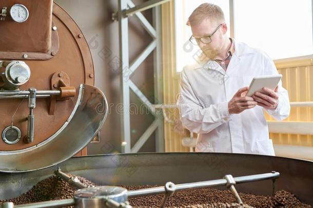 工人用于烤炙的咖啡豆在工厂