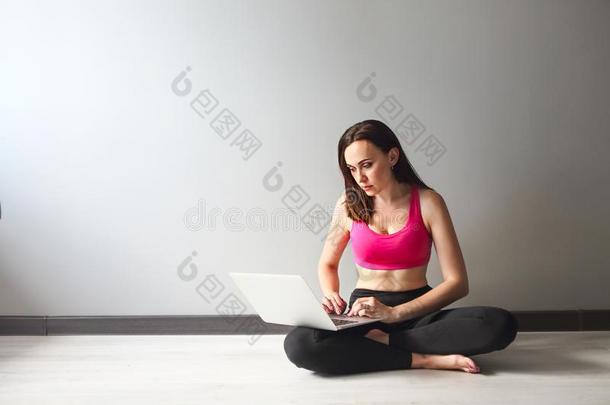 像运动家的年幼的黑头发的妇女女人使用便携式电脑