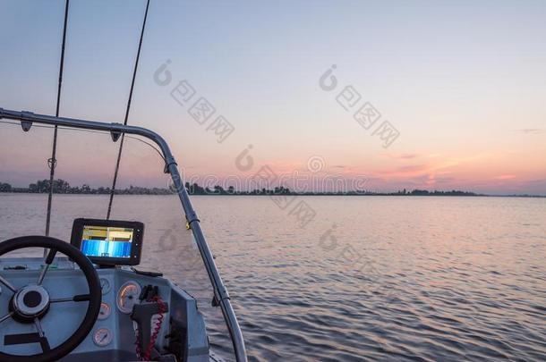一捕鱼小船和器具和一超声探测器在黎明向Thailand泰国