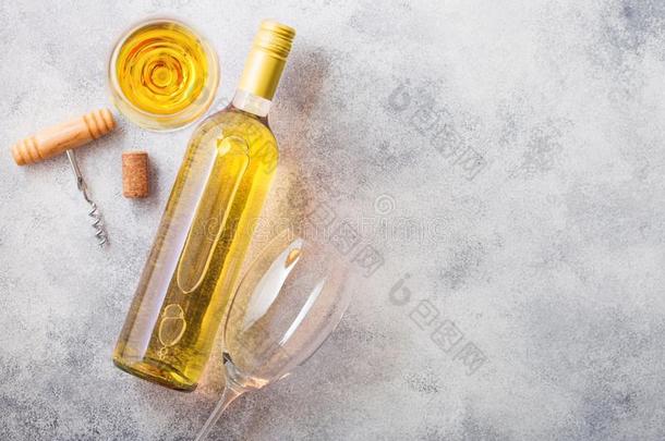瓶子和眼镜关于白色的葡萄酒和软木和曲柄螺杆开启者英语字母表的第15个字母