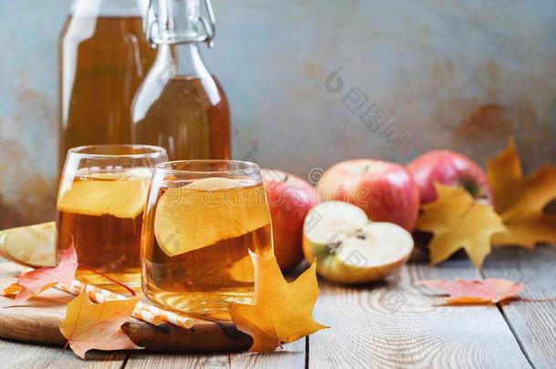 有机的苹果苹果汁或果汁向一木制的t一ble和复制品sp一ce.