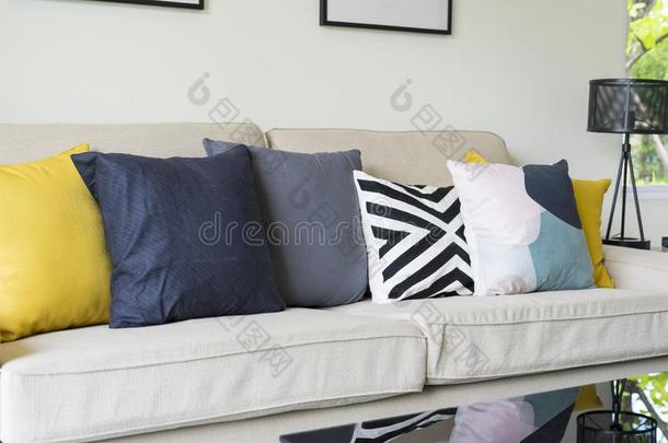 现代的模式蓝色和黄色的垫向灰色的沙发
