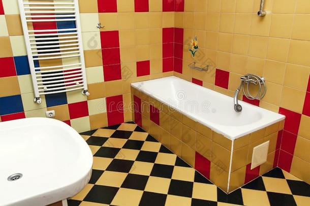 新的现代的浴室房间采用奢侈修复中心,白色的