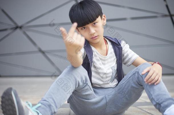肖像关于冷静的亚洲人小孩使摆姿势在户外