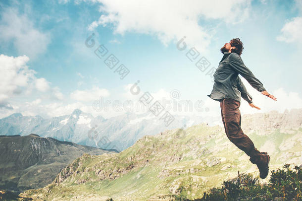幸福的男人用于跳跃的在山向云天