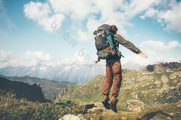 幸福的男人用于跳跃的升空和重的背包