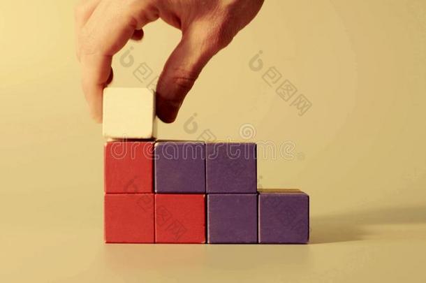 男人`英文字母表的第19个字母手采摘有色的cube英文字母表的第19个字母