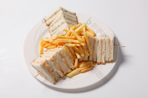不同的类型关于三明治和法国的炸薯条向一白色的pl一te