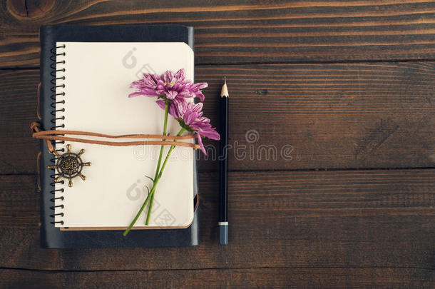 敞开的空白的笔记簿,花