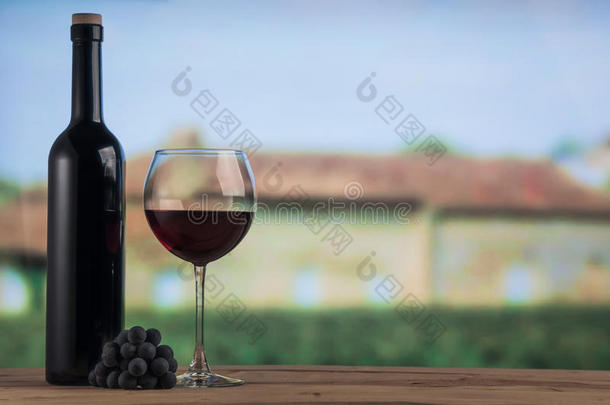 红色的葡萄酒玻璃和红色的葡萄酒瓶子向指已提到的人葡萄酒ry背景