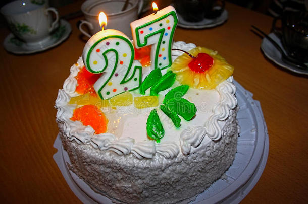 生日蜡烛蛋糕27年老的