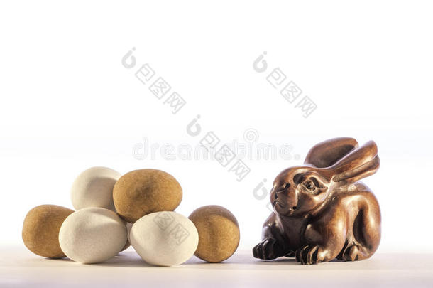 袖珍型的东西块菌复活节卵和有雕刻的悬锤复活节兔子兔子