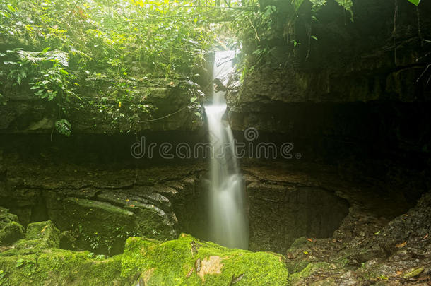 地下的瀑布和洞穴玛依厄瓜多尔