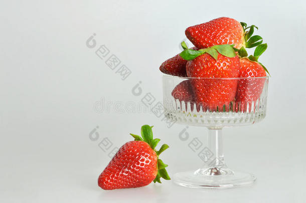 草莓采用指已提到的人玻璃向光背景