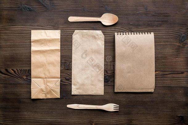 传送放置和纸袋和扁平的餐具向木制的背景英语字母表的第20个字母