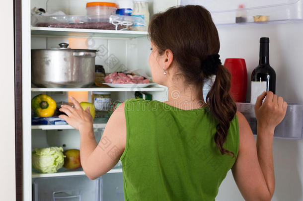 女人开幕冰箱和食物