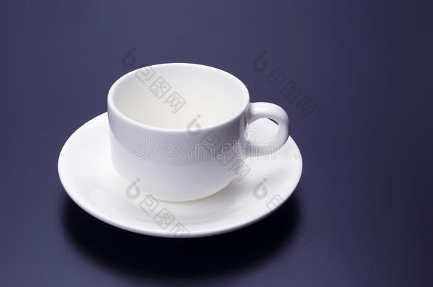 空的白色的杯子和茶杯托为咖啡豆