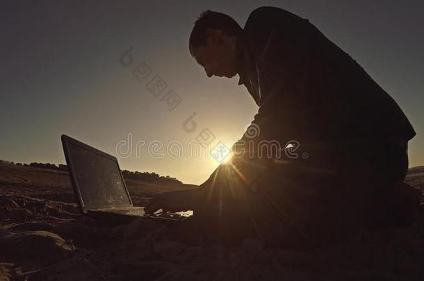 男人商人便携式电脑自由作家工作的在的后面一次向=BoeingElectronicAnalogComputer