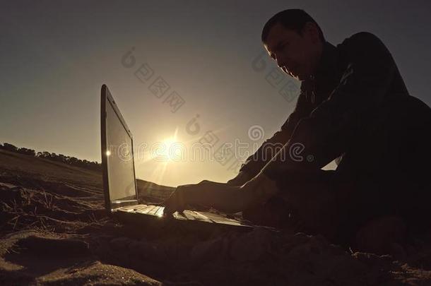 男人商人自由作家工作的在的后面便携式电脑一次向=BoeingElectronicAnalogComputer
