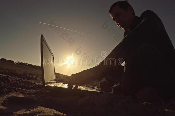男人商人自由作家工作的便携式电脑在的后面一次向=BoeingElectronicAnalogComputer