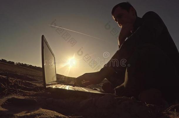 男人商人自由作家工作的便携式电脑在的后面一次向=BoeingElectronicAnalogComputer
