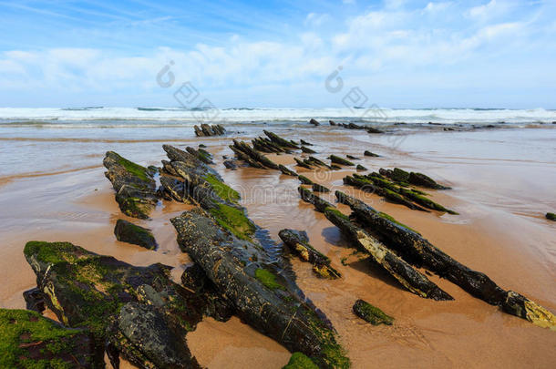 岩石形成向沙的海滩葡萄牙.